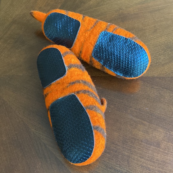 Orange Felt Wool Cat Shoes - Picture 6 of 6